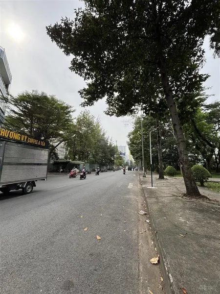 Nhà nát mtkd vành đai song hành 4x17.5m đối diện công viên