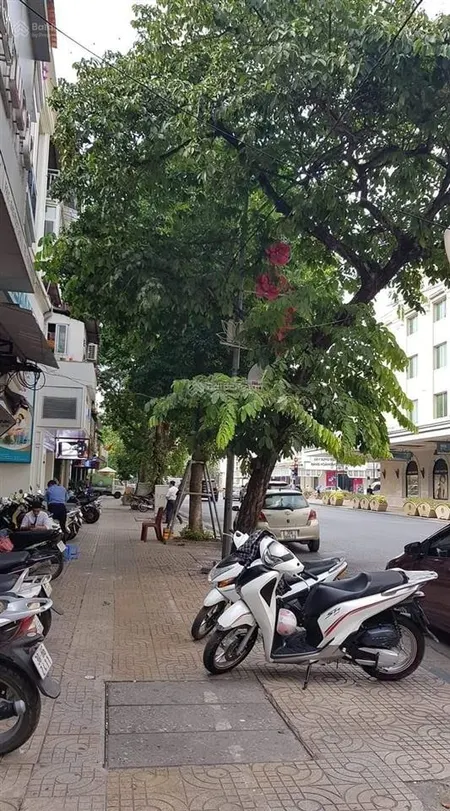 Chủ muốn bán mp hàng bài 90m2 vỉa hè 5m 1 sổ 1 chủ nhà 3t đối diện tràng tiền plaza 68tỷ 0986 829 ***