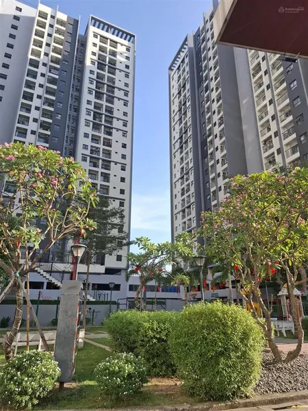 Nhượng lại căn 2pn block c sẵn nội thất dọn ở ngay view hồ bơi, 0901 018 ***