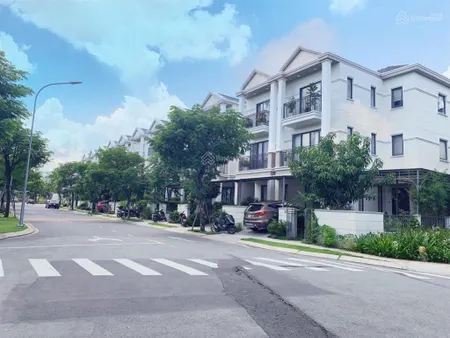 Tôi chính chủ bán gấp biệt thự nine south, dt 7x20m (full nội thất) hoàn thiện thô giá 15 tỷ