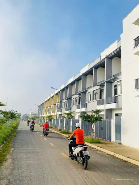 Bán nhà phố Phước Đông New City Trảng Bàng 2 lầu giá 1,936 tỷ ck 140tr sổ sẵn (Tin Hết Hạn)