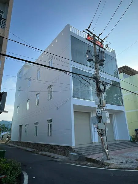 Nhà ở diện tích xây dựng 179,7 mét vuông. kết cấu 4 tầng.