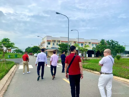 Nhộn nhịp ngày giữa tuần khách đi xem nhà phố Phước Đông New City 1,2 tỷ sổ sẵn (Tin Hết Hạn)