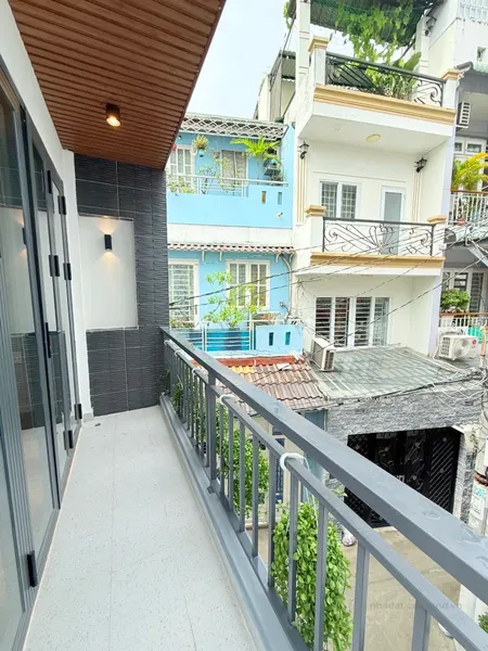 nhà ngang hơn 5m, mới đẹp, 3pn2wc, hẻm phòng ngủ trệt, sân thượng, @ (Tin Hết Hạn)