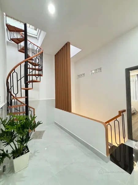 Nhà mới, ngang hơn 4m, 3 tầng, 3pn, có phòng ngủ trệt, sân để xe, sân thượng @ (Tin Hết Hạn)