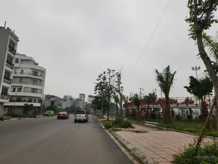 Tôi bán đất tđc ngọc thụy lô góc dt 80m2 đường 22m và đường 12m sát công viên, via hè to kd 25,6 tỷ