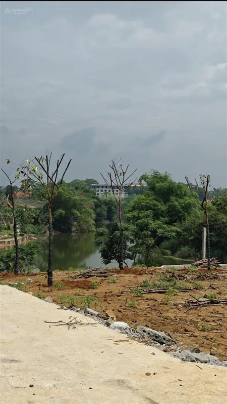 Cắt lỗ, bán 1119,8 m2 đất có 100 m2 tc, bám hồ đập vống dài 25m, tay chạm nước, tại chân núi ba vì