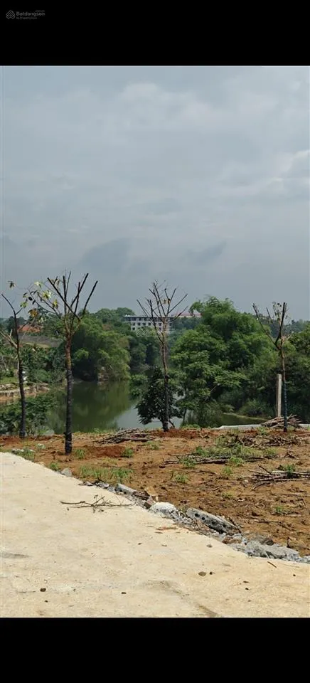 Bán hơn 1000m2 đất có tc, bám hồ đập vống dài 25m, tay chạm nước, tại chân núi ba vì.