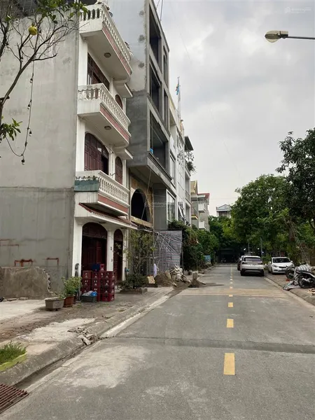 Bán 70m2 đất đấu giá phường giang biên vị trí đẹp nhiều tiện ích đối diện vườn hoa. 15,2 tỷ