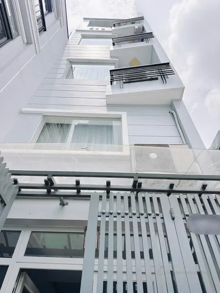 Nhà 5 tầng 3 PN lớn - 28,6m2 (3,5 x 8,2) - gần mt Tôn Đản. 5,1 tỷ (Tin Hết Hạn)