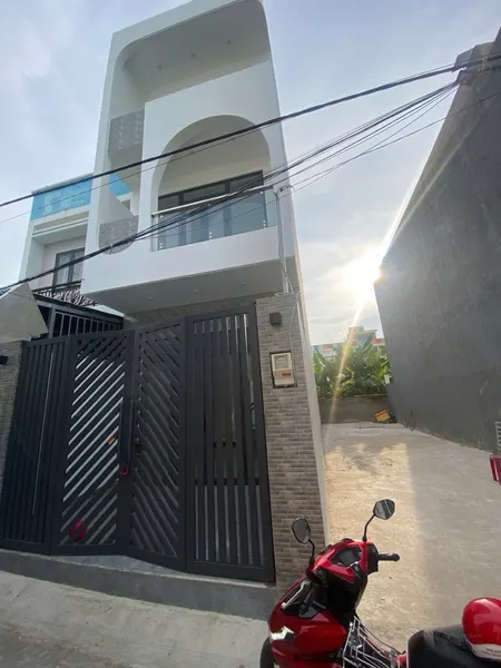 NHÀ 3 TẦNG MỚI Ở NGAY HXH NGAY CHỢ - TRƯỜNG HỌC CÁC CẤP - UBND P.LONG PHƯỚC 6 (Tin Hết Hạn)