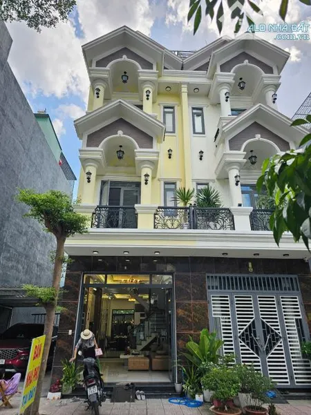 Bán nhà 1 trệt 2 lầu 1 tum KDC Phú Hồng Khang, p.Bình Chuẩn, Tp Thuận An 60m2 thổ cư 100%
