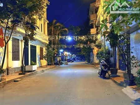 BÁN NHÀ KHU ĐÔ THỊ ĐẠI TỪ . PHÂN LÔ VỈA HÈ . DT 77 M . NHẦ 5 TẦNG ,MT 6 M . GIÁ 22,8 TỶ