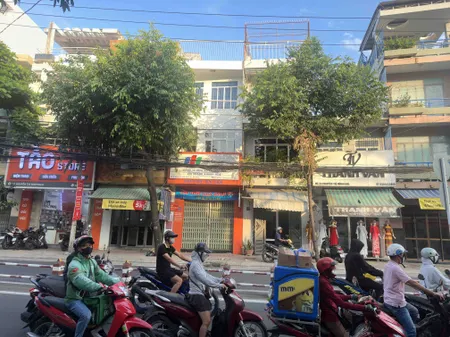 📢 CHO THUÊ NHÀ NGUYÊN CĂN – ĐƯỜNG NGUYỄN THỊ MINH KHAI 📢 ❗GIẢM GIÁ CHỈ CÒN: 17 triệu/tháng ❗  🏠 Nhà 3 tầng, diện tích sàn 50m² – tổng diện tích sử dụng lên đến 150m² 💨 Có sẵn máy lạnh, vào sử dụng ngay  🔹 Thiết kế tiện lợi, mặt bằng tầng trệt thoáng rộng,