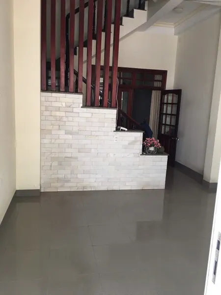 Cho thuê nhà nguyên căn hẻm Hồ Xuân Hương, ngay khu bàn cờ Trung Tâm Thành Phố - Căn hộ gồm 3PN, 5WC. Có 1 phòng ngủ dưới tầng trệt - Đầy đủ nội thất, đường xe máy - Giá thuê: 10tr/tháng ( cọc 2, thanh toán 2)  - Ưu tiên cho khách Tây ở , không cho nuôi đ