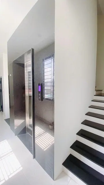 Cho thuê toà nhà 1 trệt 4 lầu có thang máy mặt tiền 30/4, giá thuê 70 triệu.