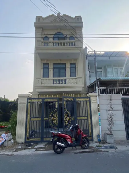 Nhà 1 trệt 2 lầu Phú Mỹ (phường Bình Dương-TP.HCM) Mt kinh doanh Dx043 đối diện KDC HT3 vị trí đẹp giá êm