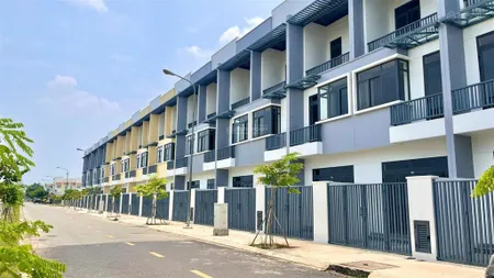 Chỉ 1.7 tỷ 1 trệt 1 lửng phước đông new city kcn phước đông cho thuê 812tr/th,sổ sẵn sang tên ngay