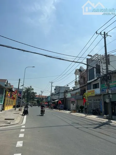 Bán kho 3700m2 đường Phạm Thị Giây: 26x140m.