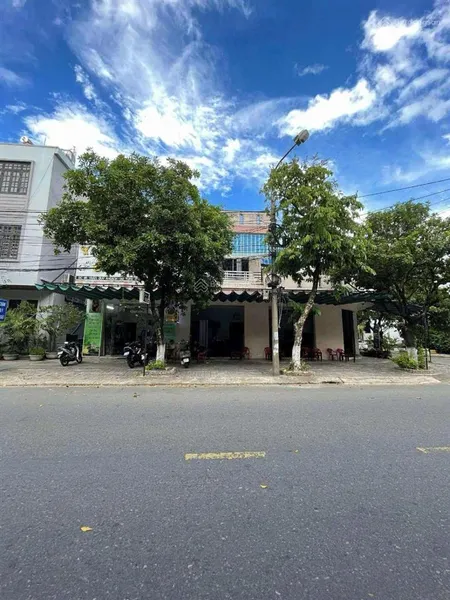 Bán gấp lô đất 2 mặt tiền, vị trí đẹp, khu vực buôn bán sầm uất, thích hợp xây căn hộ, ks, giá tốt