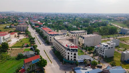 Cần bán 100m2 đất sổ hồng, đối diện bãi đỗ xe, trung tâm thương mại. (Tin Hết Hạn)