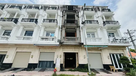 Nhà phố 1 trệt 3 lầu mặt tiền Chợ Cái Vồn, Vĩnh Long