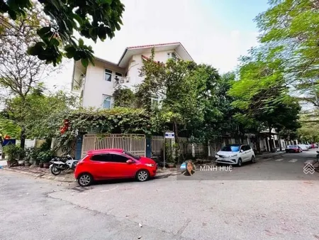 Chính chủ bán biệt thự làng việt kiều châu âu, căn góc view vườn hoa, có hầm, dt 190m2 giá 46.9 tỷ