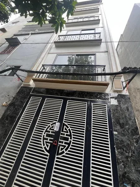 Lĩnh nam hoàng mai nhà đẹp ô tô đỗ cửa