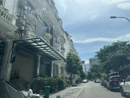 Chủ nhà cần bán gấp căn liền kề mặt vườn hoa. giá chỉ 4x tỷ