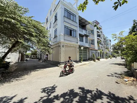 Nhà đường thông xe hơi, sau trường tiểu học, dt4x15m, lửng, 2 lầu, 4pn, gara ô tô, phòng thờ, q12