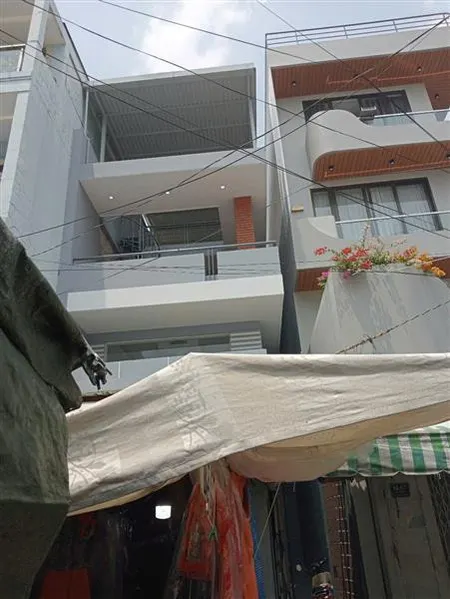 Bán nhà 4 Tầng Mặt Tiền Chợ giá 11.5 tỷ Phường Phú Thạnh