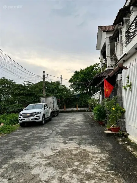 Bán nhà đất 8*18m. xây dựng 4*18m lầu trệt. ngay ngã tư hóc môn