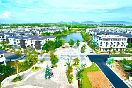 Cần bán căn liền kề sân vườn 129m2 nội thất cao cấp. giá bán lỗ chỉ 8 tỷ 99 triệu ( bao thuế phí)