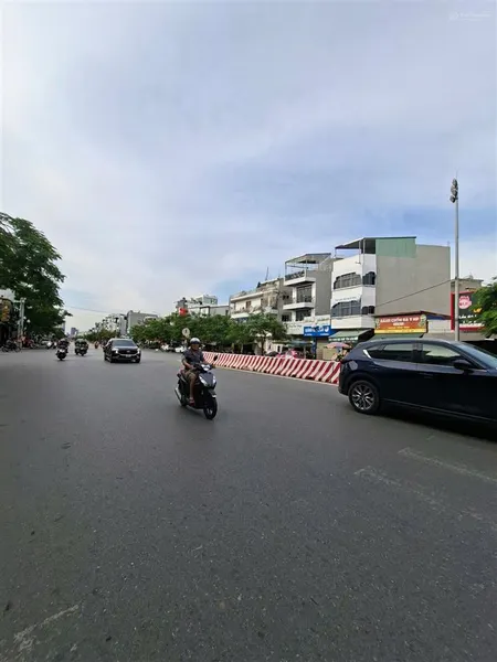 Bán lô đất đẹp mặt đường hồ sen lê chân dt 161m mt 12,3m xây cao tầng . mr.đông0986 351 ***