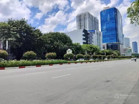 Bán nhà mặt phố Nguyễn Chí Thanh, Đống Đa, vị trí đắc địa, cho thuê 100tr/tháng