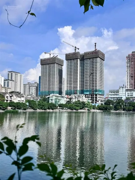 Do chuyển công tác cần bán gấp căn 2pn+1 92m2 lâu dài, hướng đn view hồ tầng trung. giá hạt rẻ