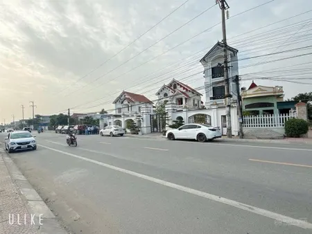 Mặt đg tỉnh lộ 402 gần ga tàu đường sắt lchnhp .khu dân cư kinh doanh sầm uất cách trung tâm 1km