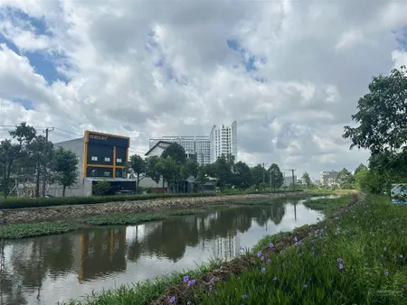 Cần bán 135m2 (6.2x21.8m) giá 4tỷ750, đường nhựa 12m, sát chợ nông sản thủ đức, shr, full thổ cư