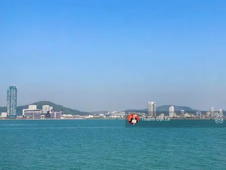 Chính chủ bán căn hộ 1pn 45m2 view biển tòa a la carte hạ long bay. trước mặt là bãi tắm marina