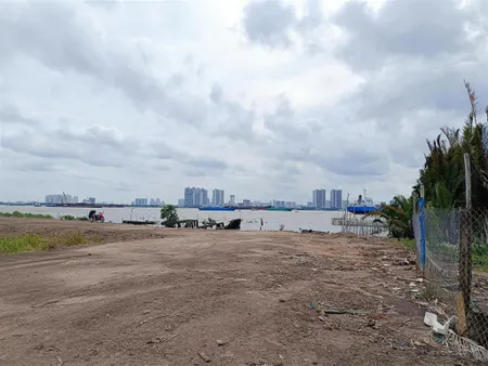 Phú hữu 1.1hecta có 300m2 thổ cư, 90m mặt tiền sông sài gòn, đối diện quận 7. giá chỉ 2.8tr/m2
