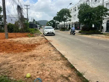 Bán lô đất ở 2000m2 mặt tiền, ngay đầu đường cây thông trong, đối diện dư án thương mại giá quá tốt