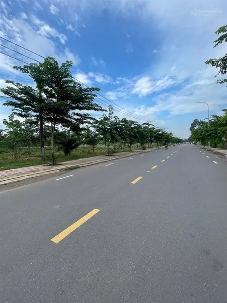 Chính chủ ra gấp lô đất đối diện biệt thự, 95m2 giá 2tỷ4 , gần trường học, pháp lý chuẩn