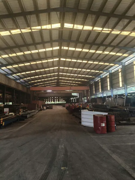 Cho thuê nhà xưởng Tân Uyên, TP HCM ( Bình Dương).  Tổng diện tích đất : 6,500m2, Diện tích nhà xưởng 5,700m2. Văn phòng : 100m2  Pccc Vách tường , phù hợp sx nhiều nghành nghề.  Trạm điện : 320kva  Đường xe container chạy vi vu  Giá thuê : 2,6 usd m2 . C