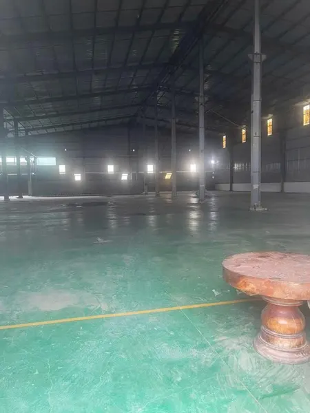 CHO THUÊ XƯỞNG TÂN UYÊN  Tổng diện tích đất : 6,200m2,  Nhà xưởng : 4,500m2 PCCC tự động nghiệm thu, giấy tờ đầy đủ.XT430 Trạm điện : 560kva Đường xe container ra vào 24/24 Giá thuê : 3.1usd/ m2 . Cọc 6 tháng