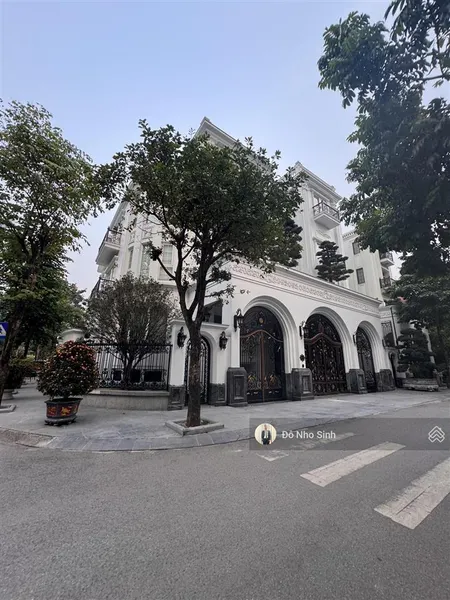 Cần tiền bán gấp nhà nguyễn văn lộc, lô góc view vườn hoa. dt 200m2, mt 25m. giá 47 tỷ