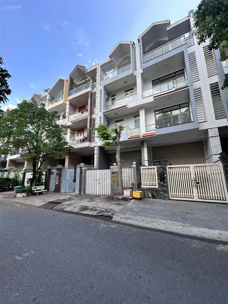 Tôi chính chủ cần xoay vốn bán gấp căn nhà mt him lam quận 7, dt 100m2, hầm, 4 lầu, giá 26 tỷ