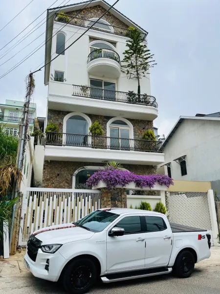 Villa siệu rộng 11 phòng ngủ và 2 căn hộ, có thang máy, đường trước nhà rộng 10m. Liên hệ 0822686198