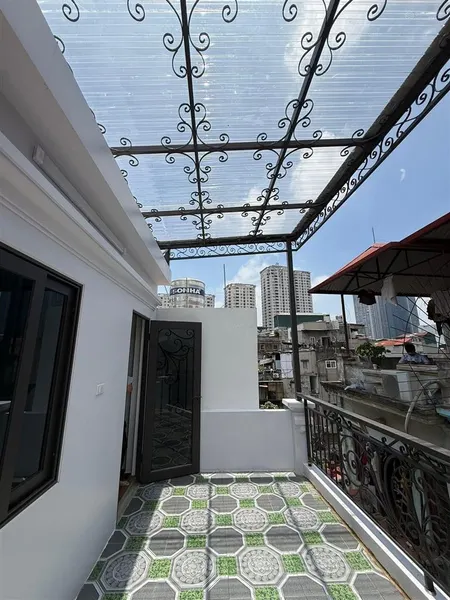 Bán nhà dịch vọng, cầu giấy, 40m2, 5 tầng, nhà đẹp, nội thất xịn, ô tô đỗ cổng, hơn 10 tỷ