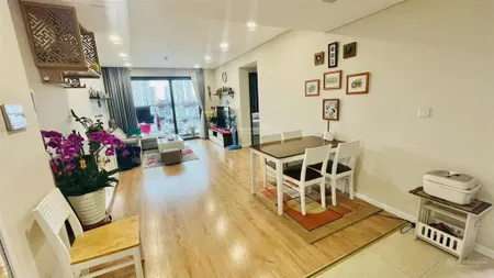 Căn hộ 2 phòng ngủ tầng đẹp, hướng mát, đồ cơ bản cần bán gấp tại rivera park giá tốt vào việc