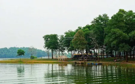 Cần tiền bán gấp lô góc 2 mặt tiền, view suối, gần sân golf đồng mô, sẵn sổ, giá tốt chỉ 1.85 tỷ